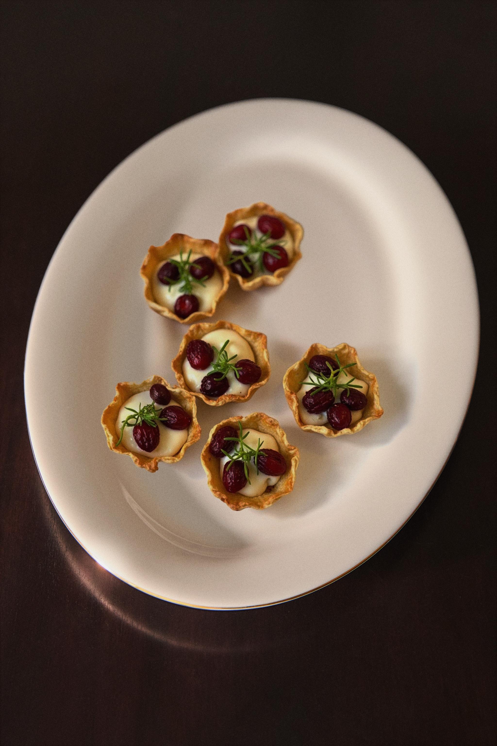 RIMMED BONE CHINA OVAL SERVING DISH